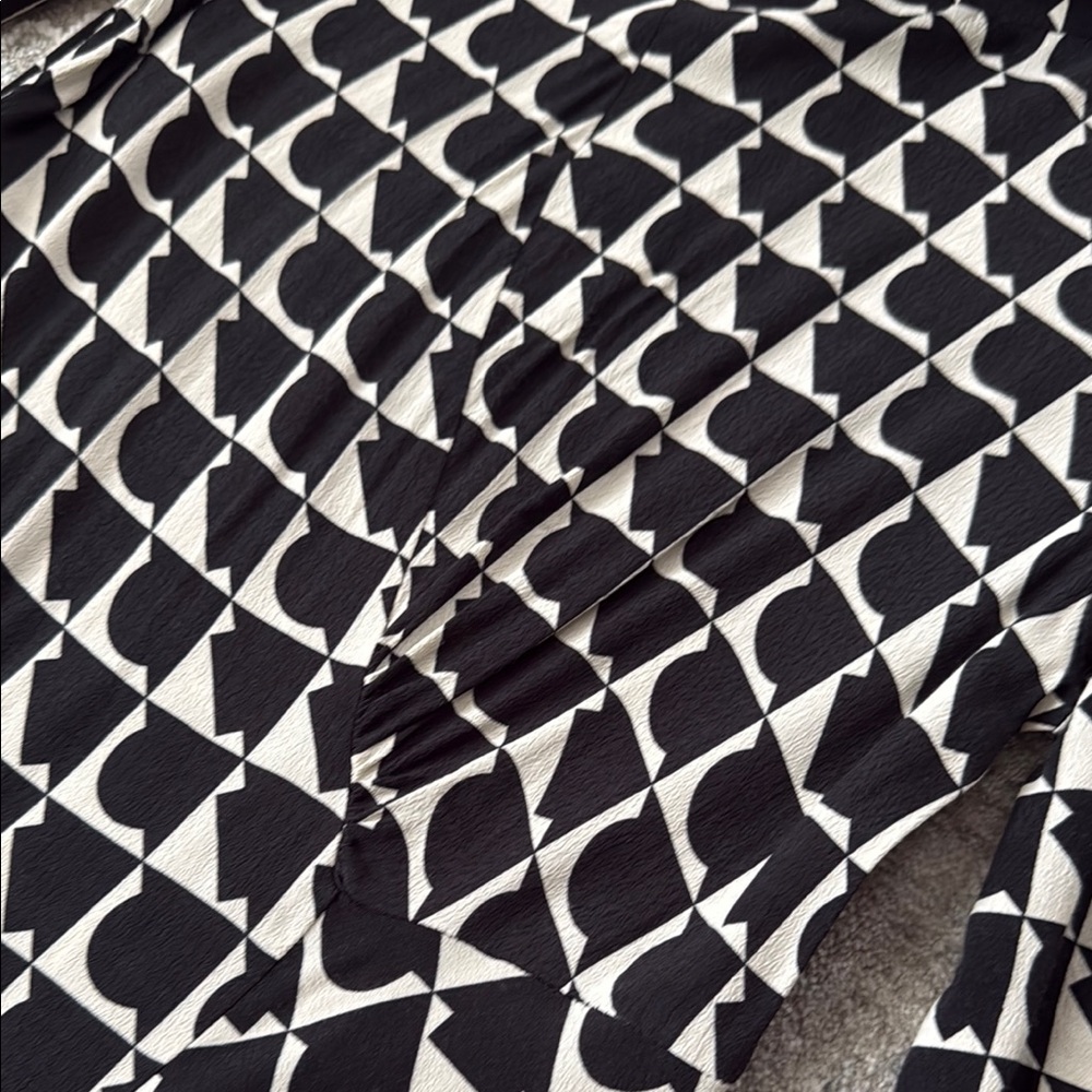 ZARA Elegant Black and White Geometric Dress - Picture 5 of 7